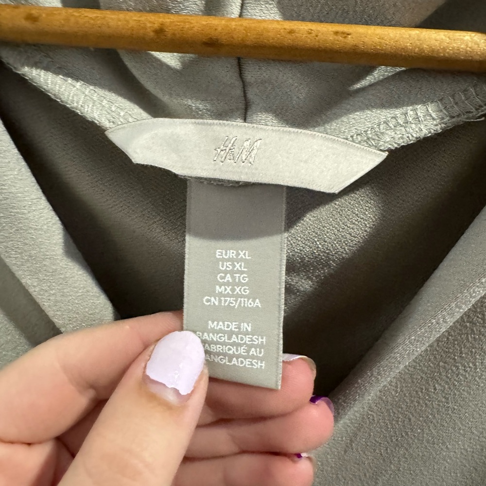 🦋H&M blouse🦋 - Picture 2 of 2